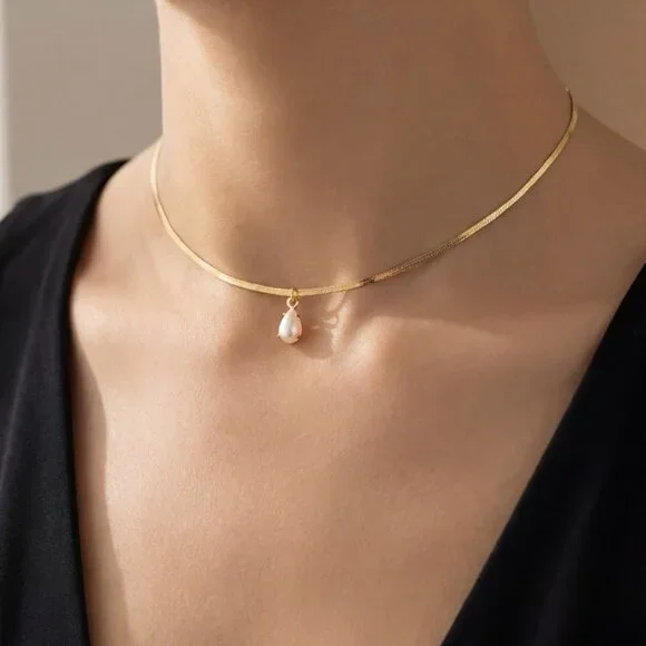 LYRA GOLD SNAKE CHAIN TEAR DROP PEARL NECKLACE - Picture 2 of 2